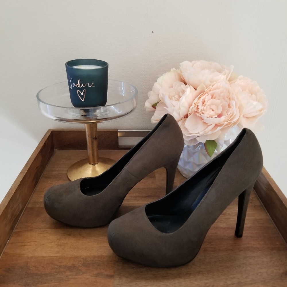 Kardashian Kollection Green Suede Platform Pumps